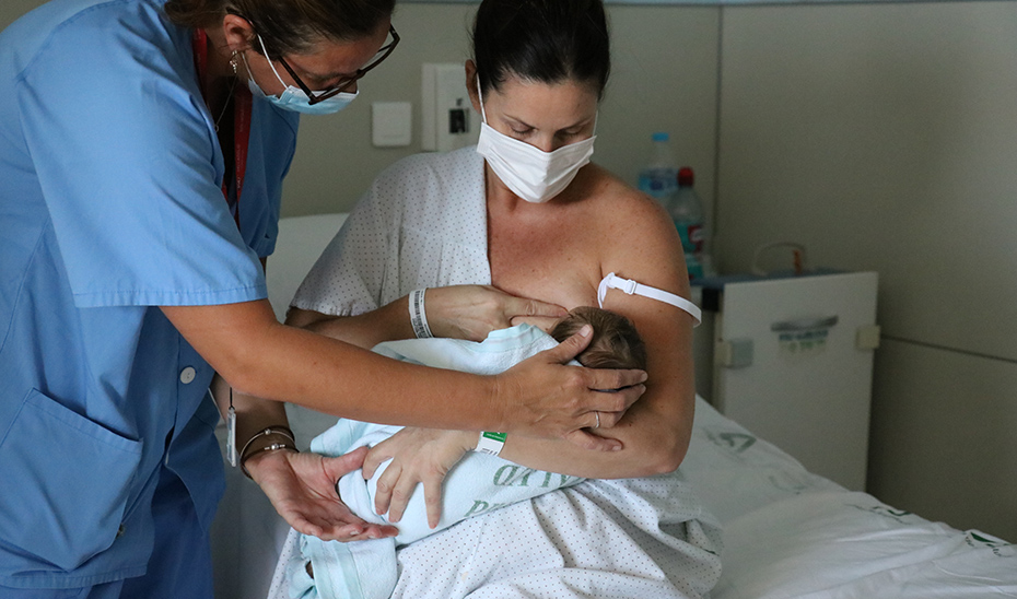 Una madre da el pecho a su recién nacido en un hospital público andaluz.